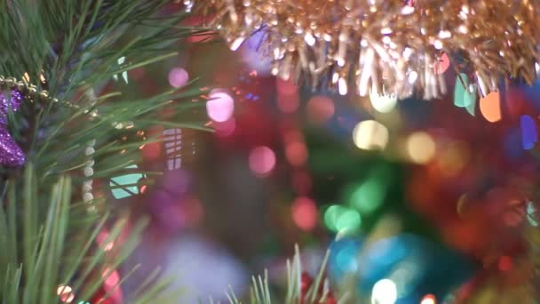 Рождественская елка с игрушками — стоковое видео