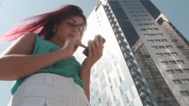 Kız şehirde bir akıllı telefon ile