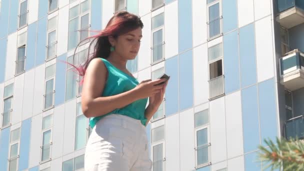 Mädchen mit Smartphone in der Stadt — Stockvideo