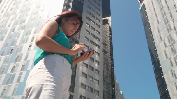 Dívka s Smartphone ve městě — Stock video