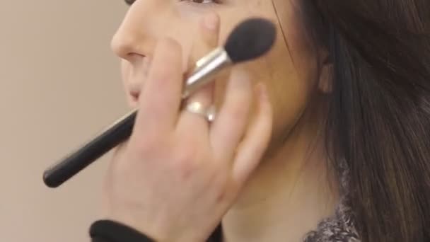 Ein professionelles Make-up machen — Stockvideo