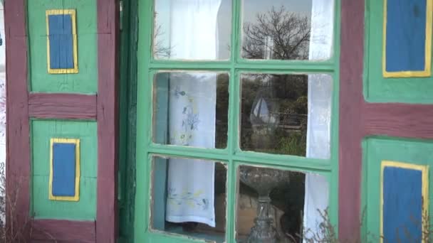 Eski evinde eski pencere — Stok video