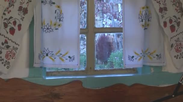 Ancienne fenêtre dans la vieille maison — Video