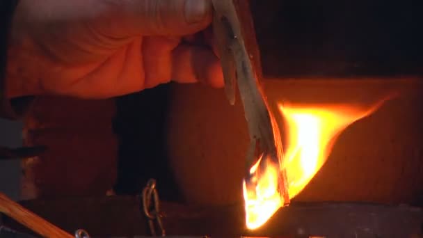 Holz zur Beleuchtung verbrennen — Stockvideo