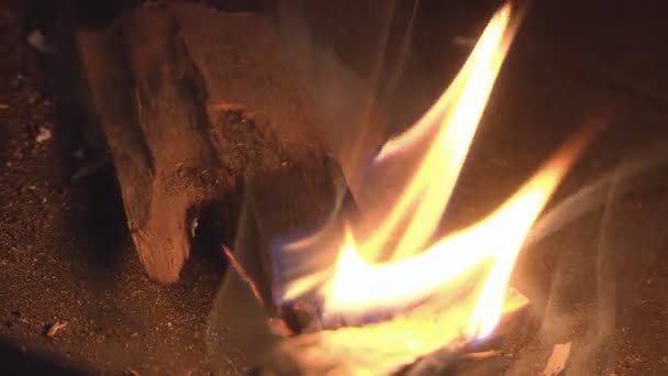 Verbranden van hout voor verlichting — Stockvideo