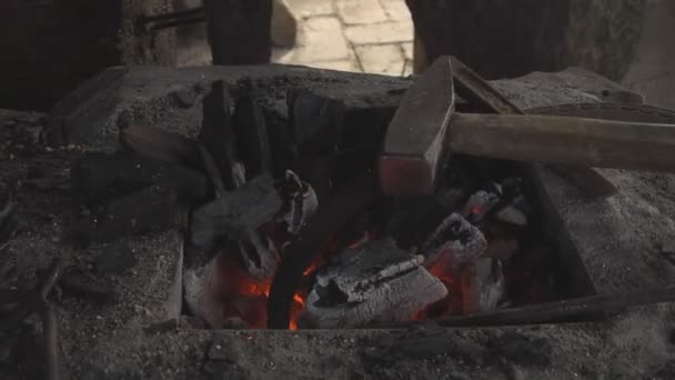 Steenkool voor verwarming van ijzer — Stockvideo