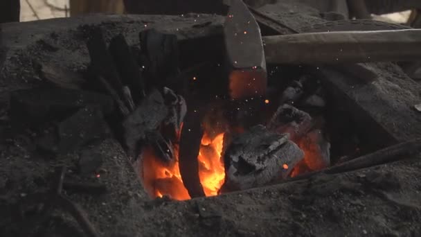 Kohle zum Heizen von Eisen — Stockvideo