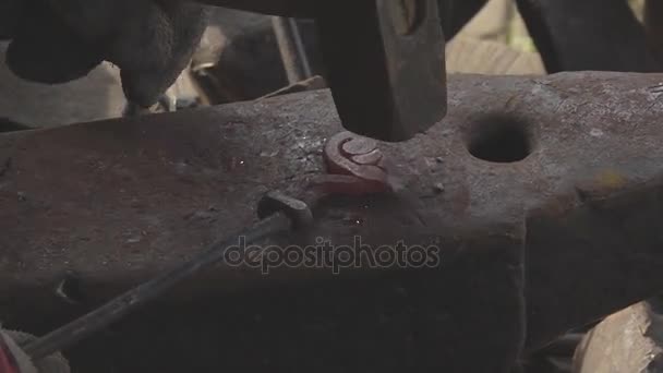 Antiguo herrero artesanal — Vídeo de stock