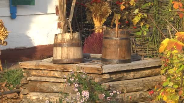 Alter Holzbrunnen im Herbst — Stockvideo