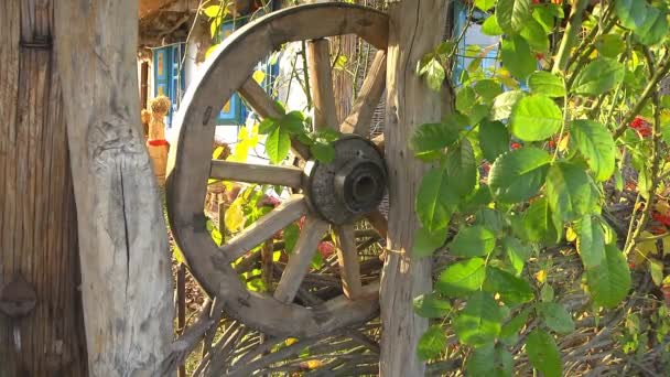 Gammal trä hjulet som dekoration — Stockvideo