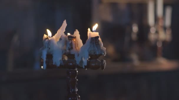 Tres velas de cera encendidas en el candelero — Vídeos de Stock