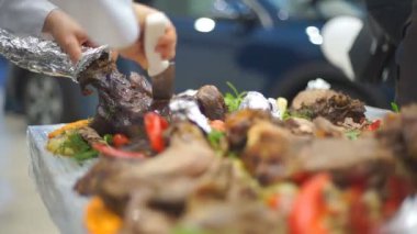 Kavrulmuş et tatil tablo için kesmek