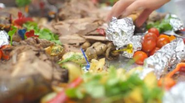 Kavrulmuş et tatil tablo için kesmek