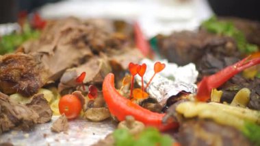 Kavrulmuş et tatil tablo için kesmek