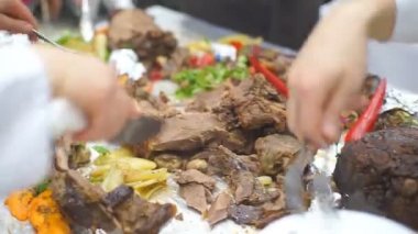 Kavrulmuş et tatil tablo için kesmek