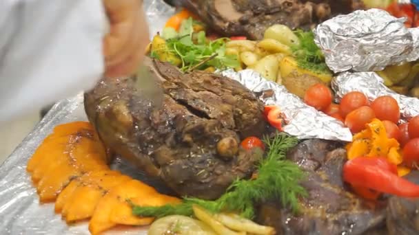Cortar la carne asada para la mesa de vacaciones — Vídeo de stock