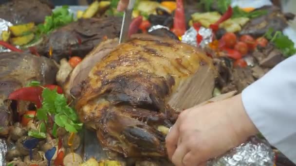 Вырезать жареное мясо для праздничного стола — стоковое видео