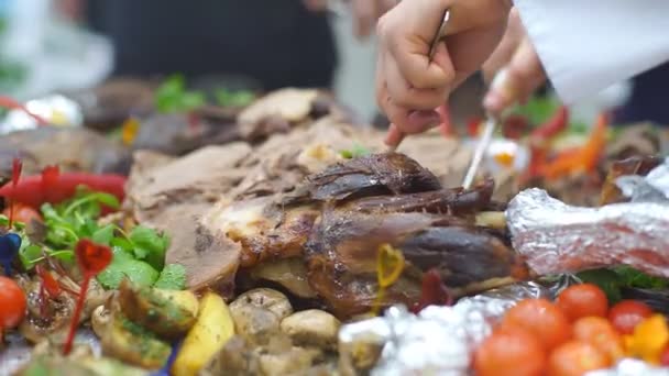 Cortar la carne asada para la mesa de vacaciones — Vídeos de Stock