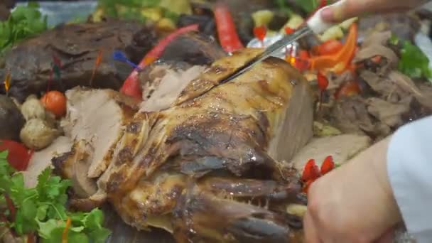 Geschnittenes gebratenes Fleisch für den Festtagstisch — Stockvideo