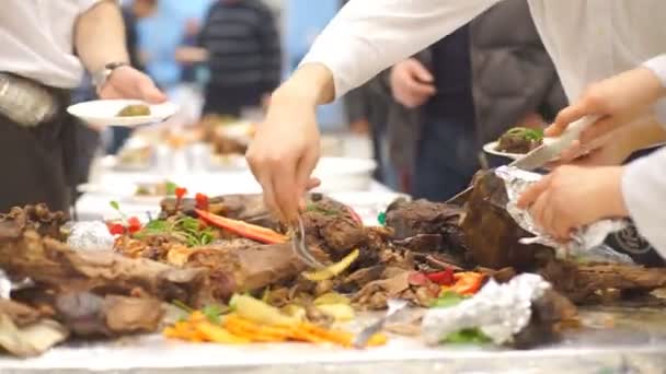 Cortar la carne asada para la mesa de vacaciones — Vídeo de stock