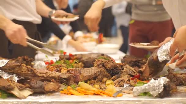 Pokrojone mięso pieczone na świątecznym stole — Wideo stockowe