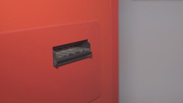 Geld in de Atm invoegen — Stockvideo