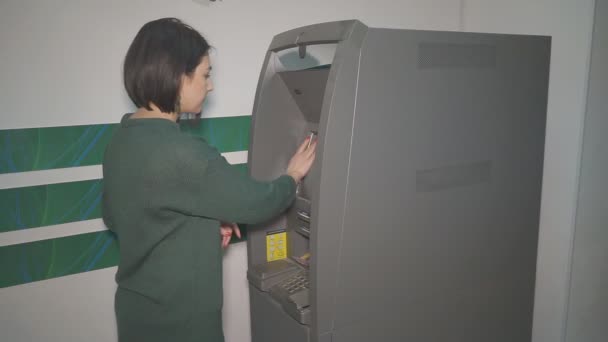 Вставить деньги в банкомат — стоковое видео
