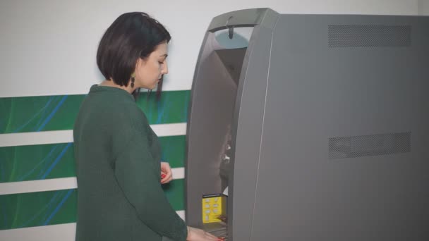 Geld in den Geldautomaten stecken — Stockvideo