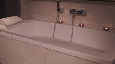 Banyo köpüğü ve mum