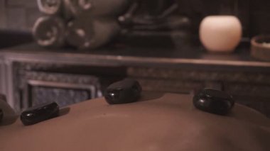 Spa salonunda masaj.