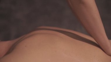 Spa salonunda masaj.