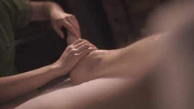 Spa salonunda masaj.