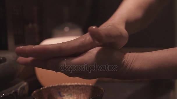 Mãos das mulheres e óleo de massagem — Vídeo de Stock