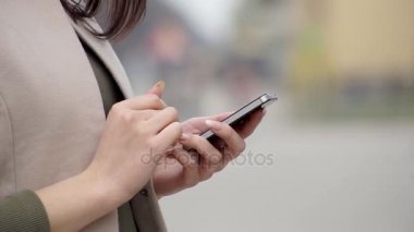 Kadın Smartphone - Closeup çalışıyor