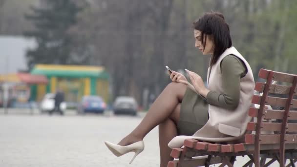 Mujer con smartphone — Vídeos de Stock