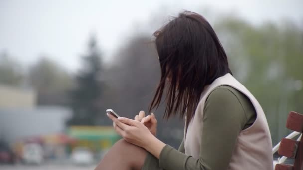 Vrouw met smartphone — Stockvideo