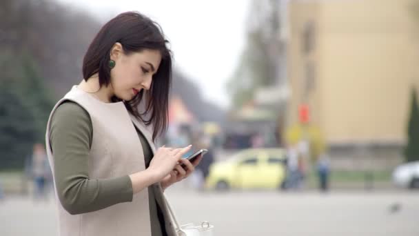 Mujer con smartphone — Vídeos de Stock