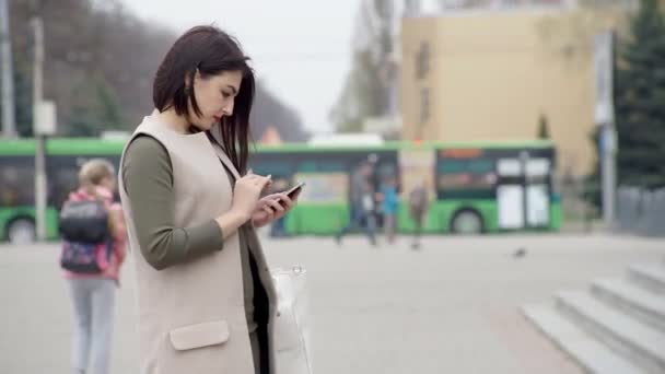 Mulher com smartphone — Vídeo de Stock