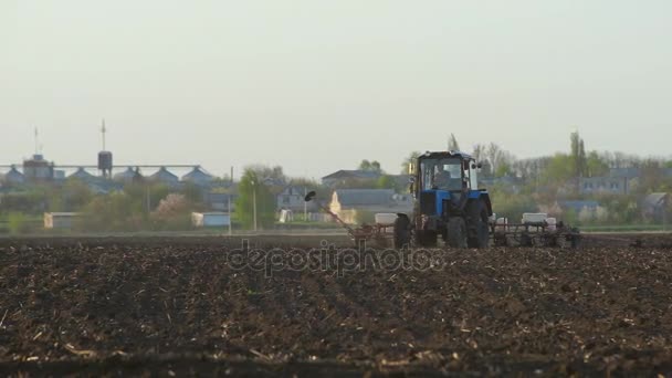 Traktor zpracování pole — Stock video