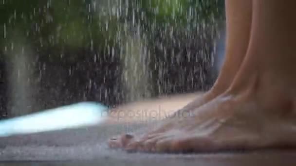 Feet and water spray — Stock Video