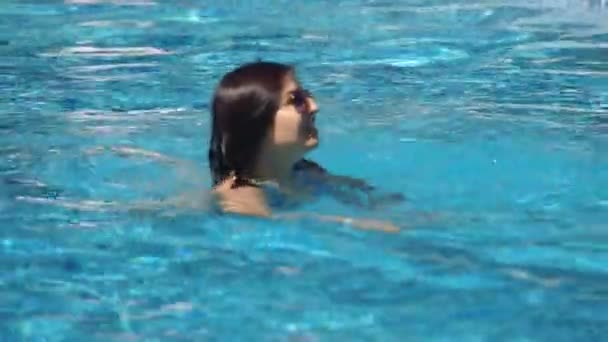 Flicka poolen — Stockvideo