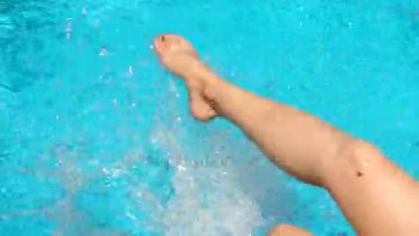 Плавающие женские ноги — стоковое видео