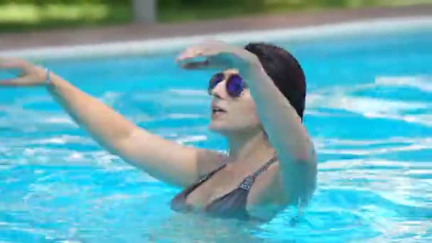 Kız Yüzme Havuzu — Stok video