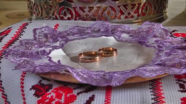 Anéis de casamento de ouro — Vídeo de Stock