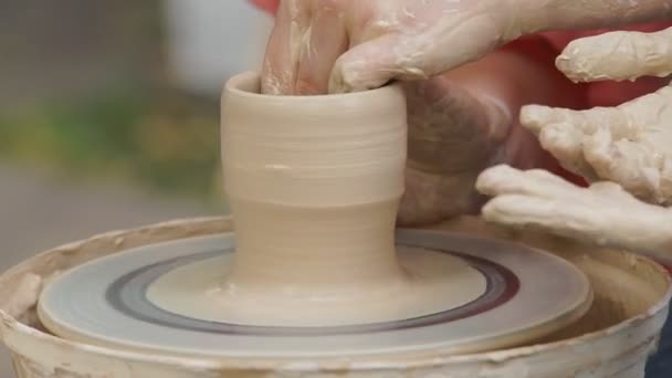 Zelfgemaakte aardewerk uit klei — Stockvideo