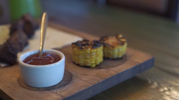 Platos de carne de ketchup — Vídeo de stock