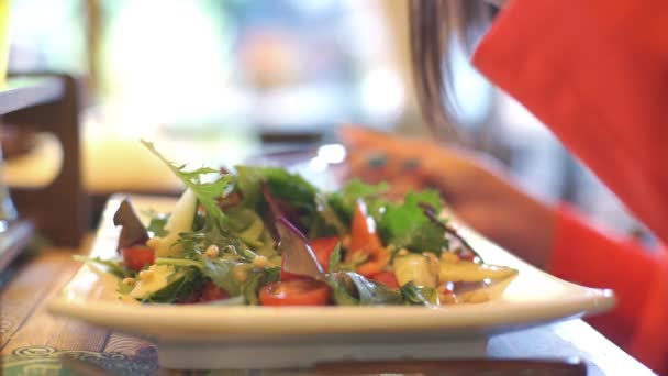 Салат из овощей — стоковое видео
