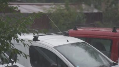 Yağmurda araba standı