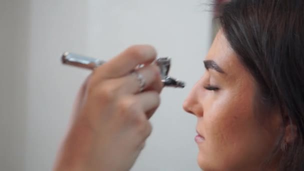 Airbrush professional makeup — Stock Video