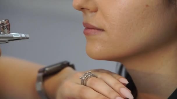 Maquillaje profesional de aerógrafo — Vídeo de stock